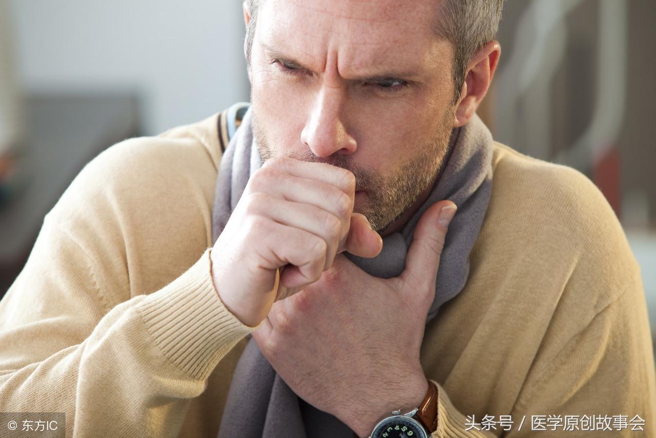 医生边抽烟边给患者做核磁共振